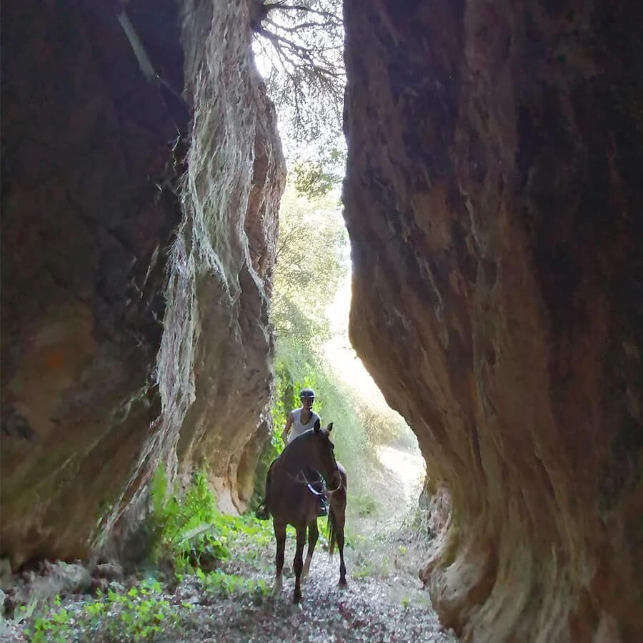 Visita a la Cueva de La Palombeira en las rutas a caballo en Las Médulas