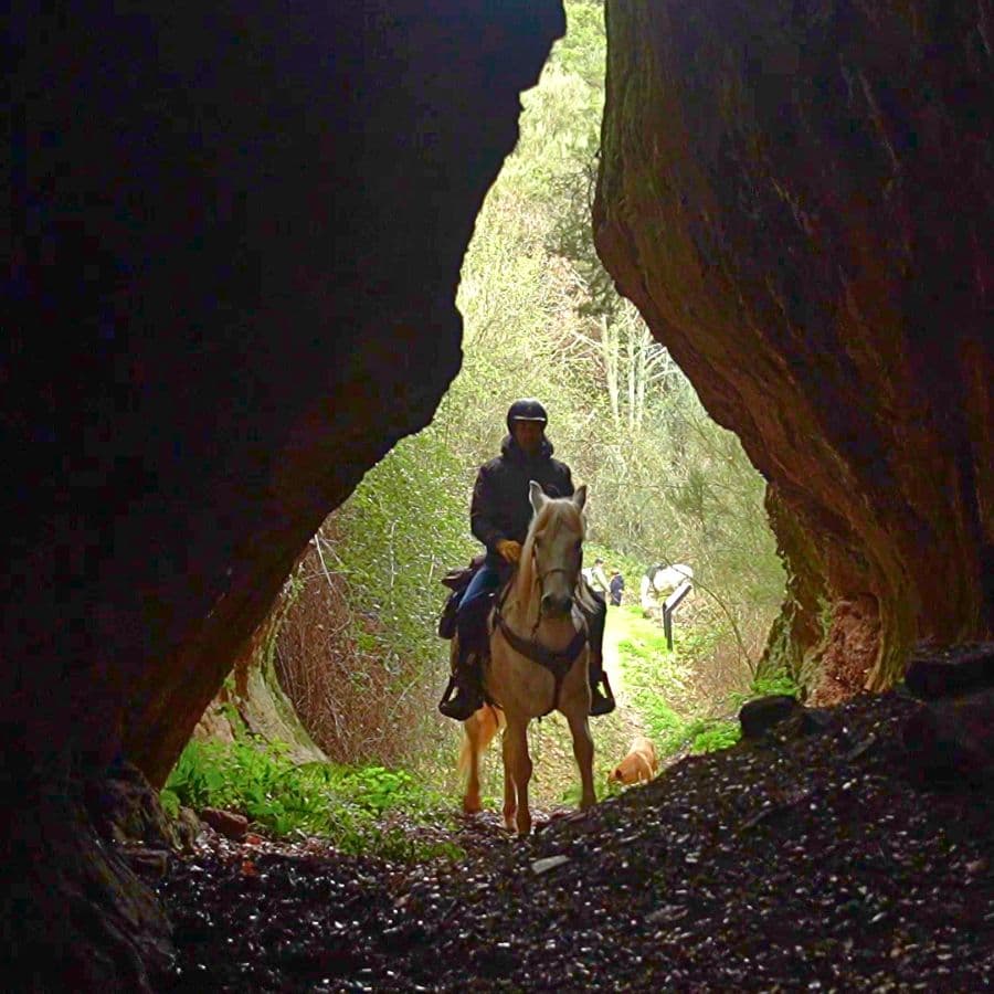 Cueva de la Palombeira en las rutas a caballo